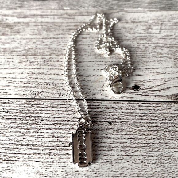 Dainty, Faux Razor Blade, Charm & Linked Chain, NEW - Picture 2 of 9
